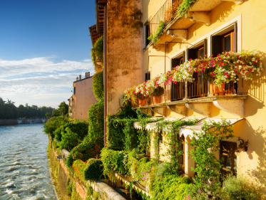 Pitoreskné fasády domov nad riekou Adižou vo Verone
