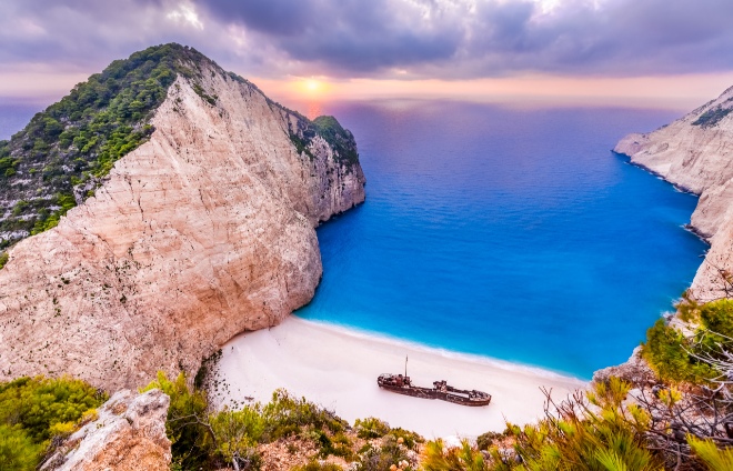 Gýčovitý pohľad na pláž Navagio
