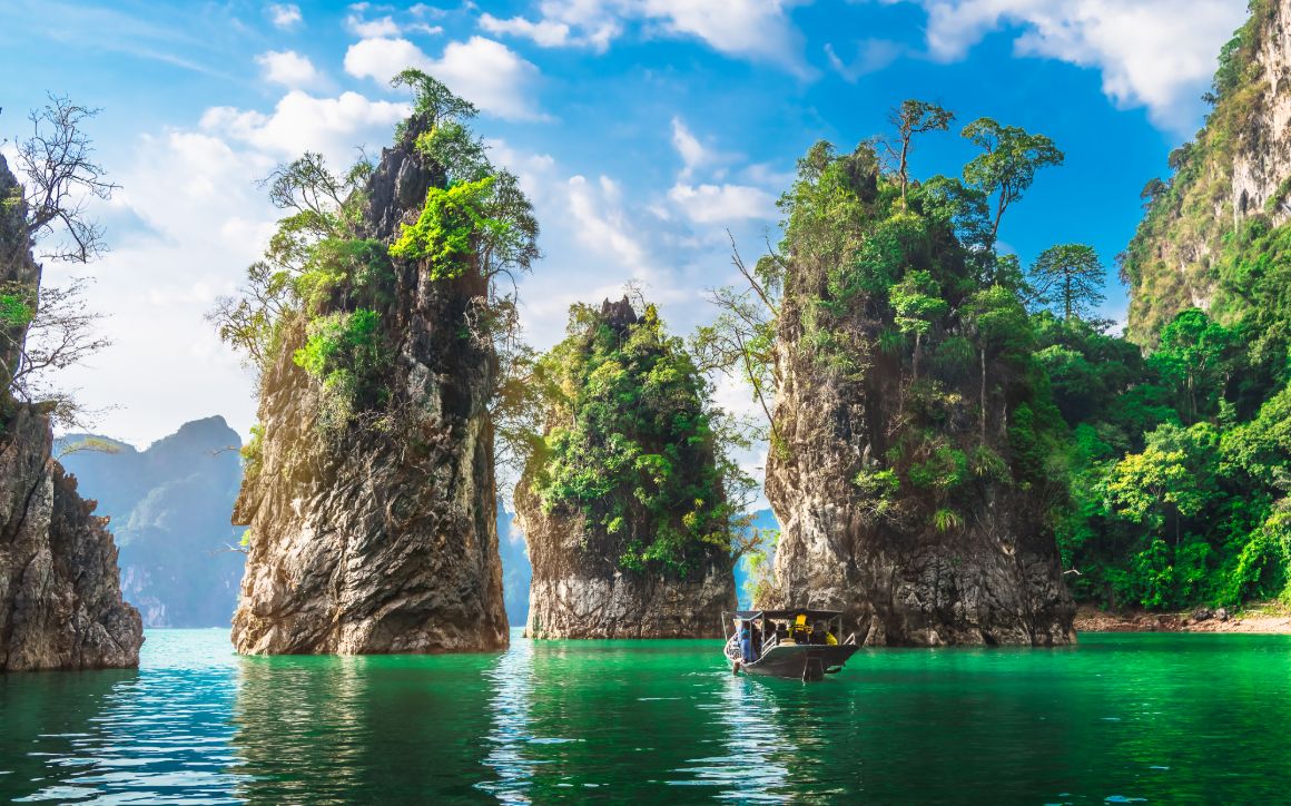 Vápencové skaly v národnom parku Khao Sok