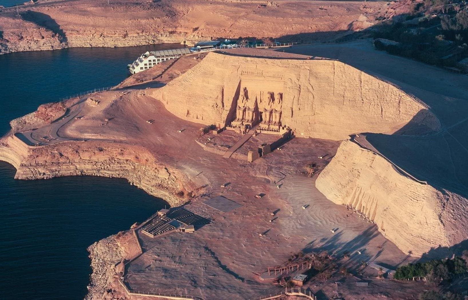 Chrám Abú Simbel v obklopení vôd Asuánskej priehrady