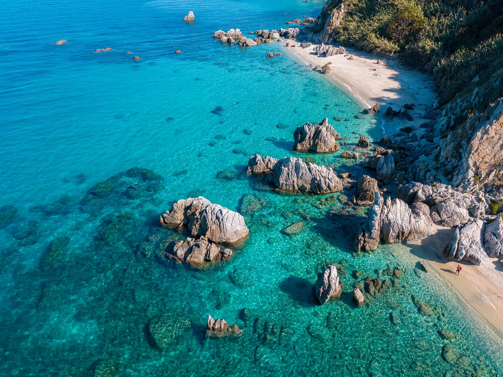 Jedna z mnohých pláží v okolí Tropey