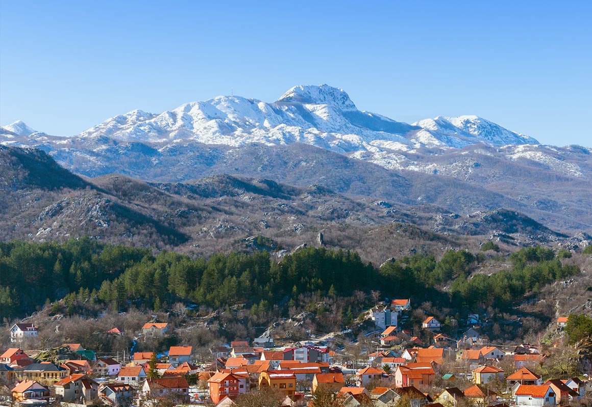 Cetinje, v pozadí Lovćen
