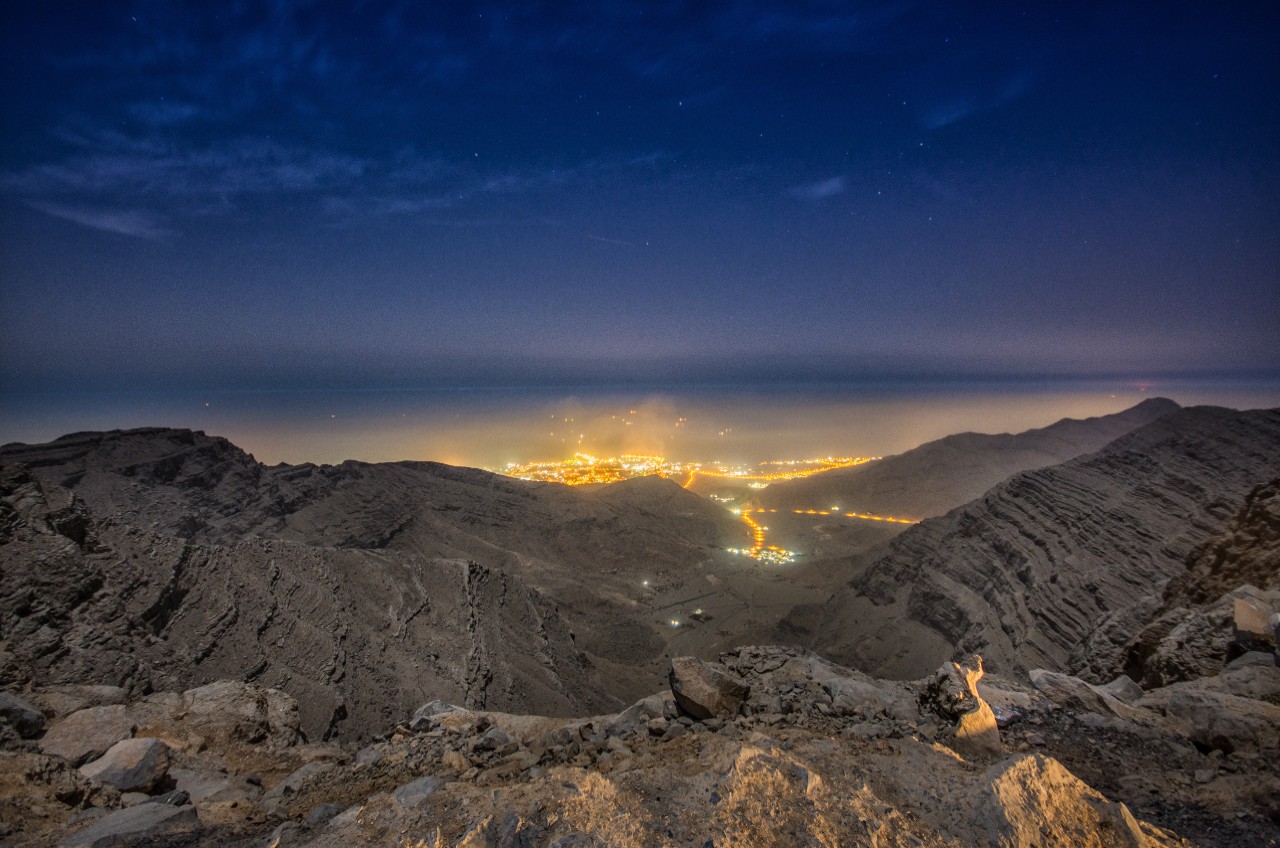 Jebel Jais s pobrežím Perzského zálivu v pozadí