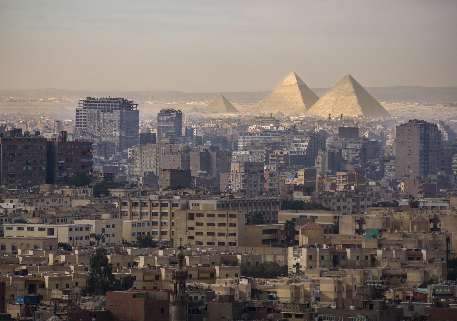 Realita je avšak taká, že rýchlo sa rozrastajuca Káhira pyramídy nemilosrdne pohlcuje