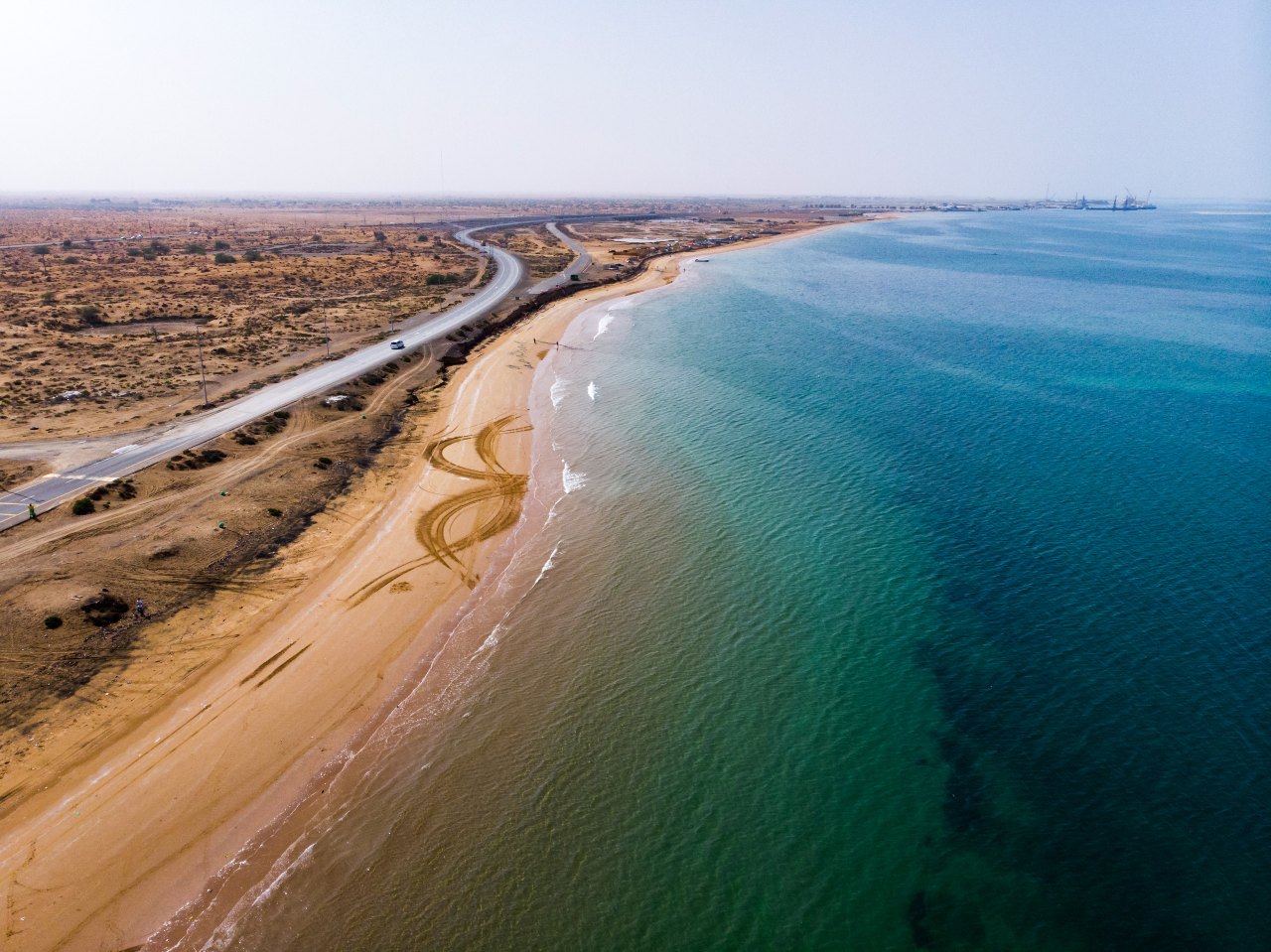 Opustené pobrežie Perzského zálivu v Ras Al Khaimah