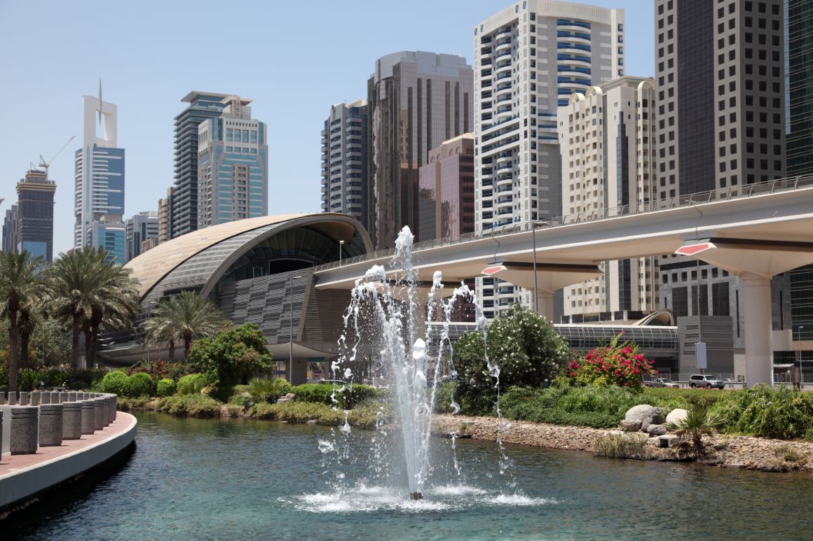 Metro nad jedným z dubajských parkov