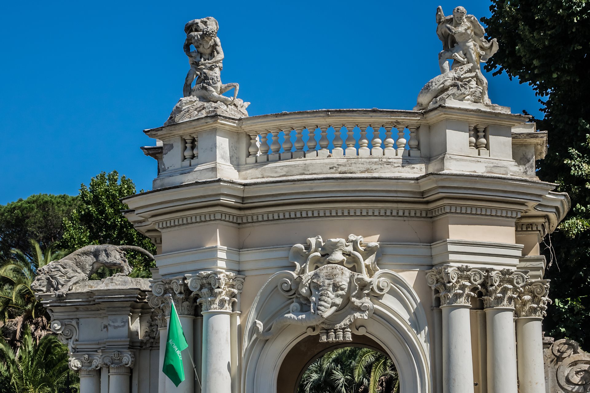 Hlavný vchod do zoologickej záhrady vo Villa Borghese