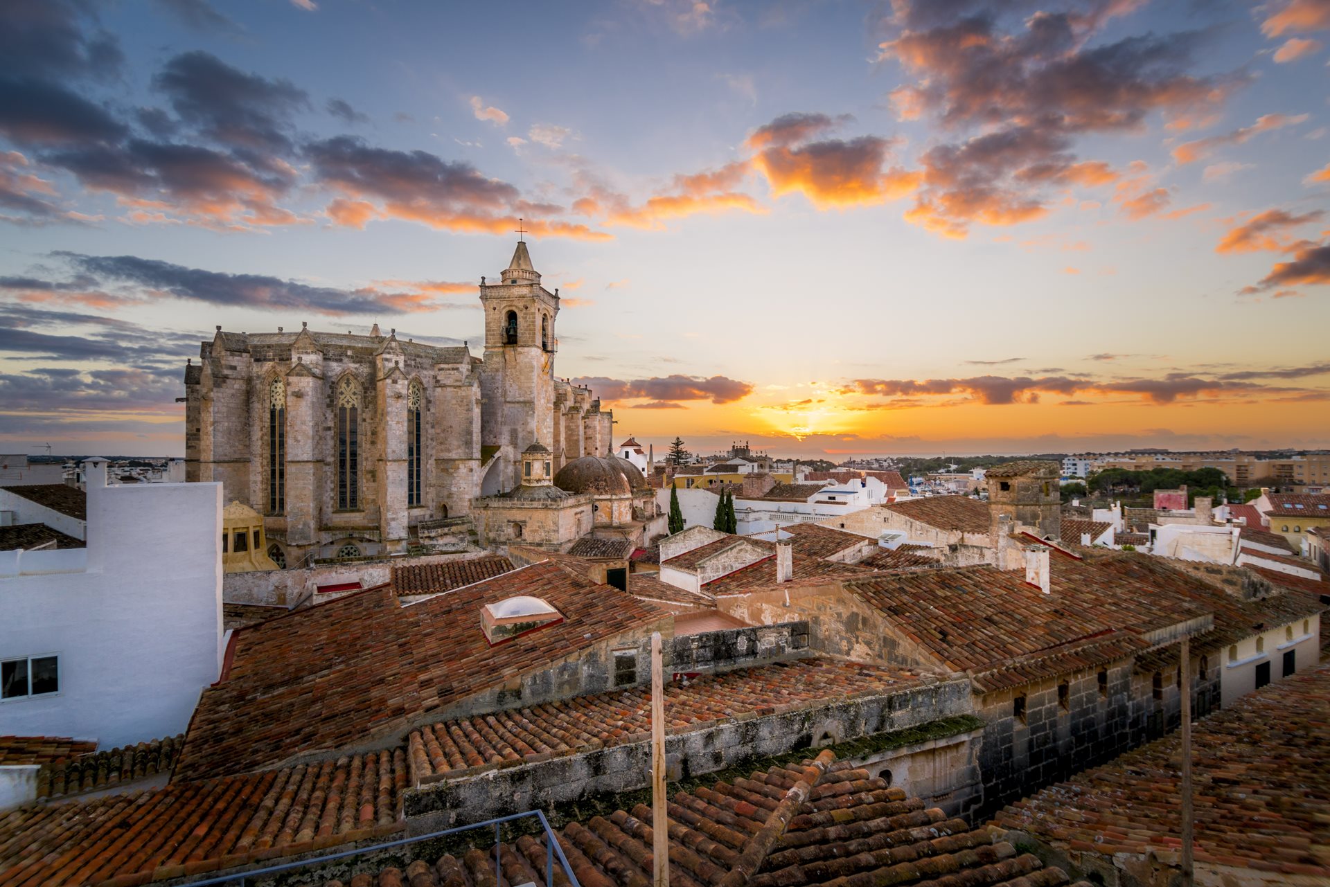 Západ slnka nad katedrálou v Ciutadelle