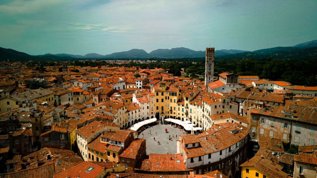 Piazza Anfiteatro, Lucca