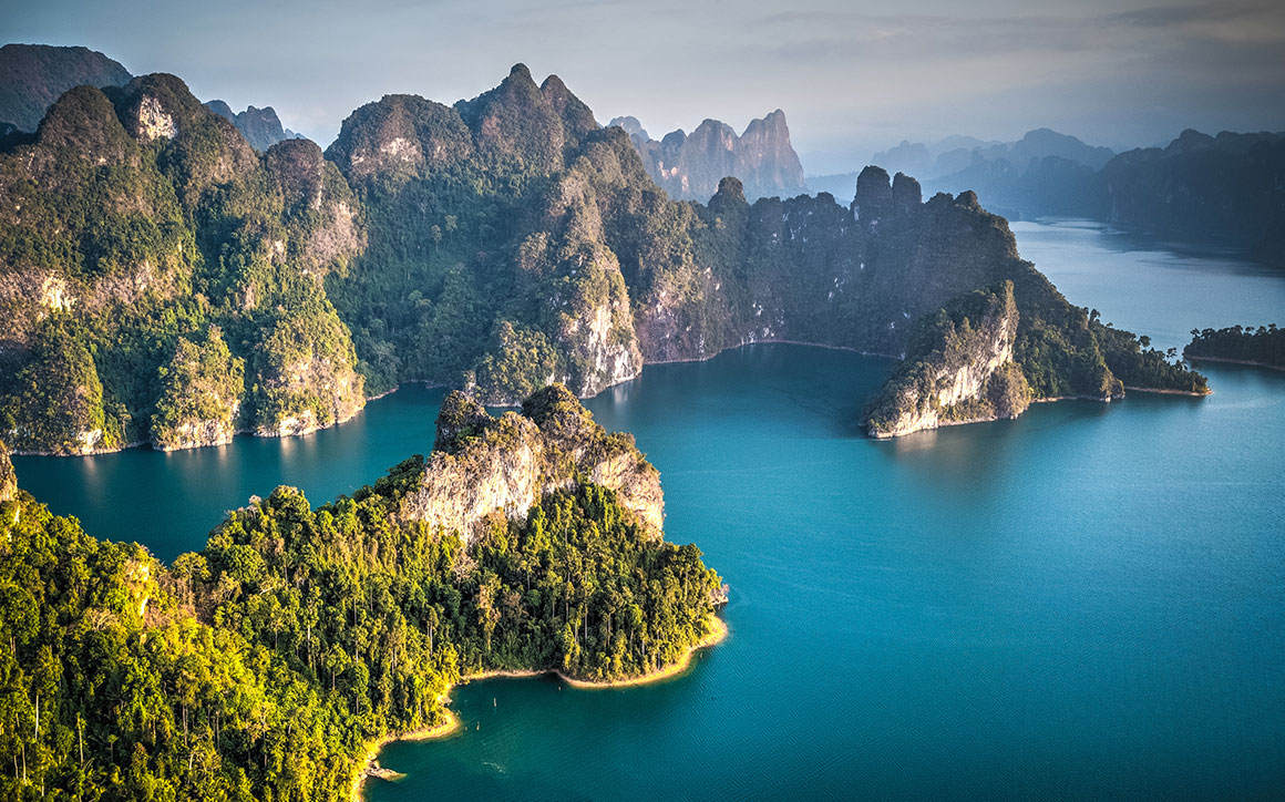 Priehradné jazero Chiao Lan v národnom parku Khao Sok