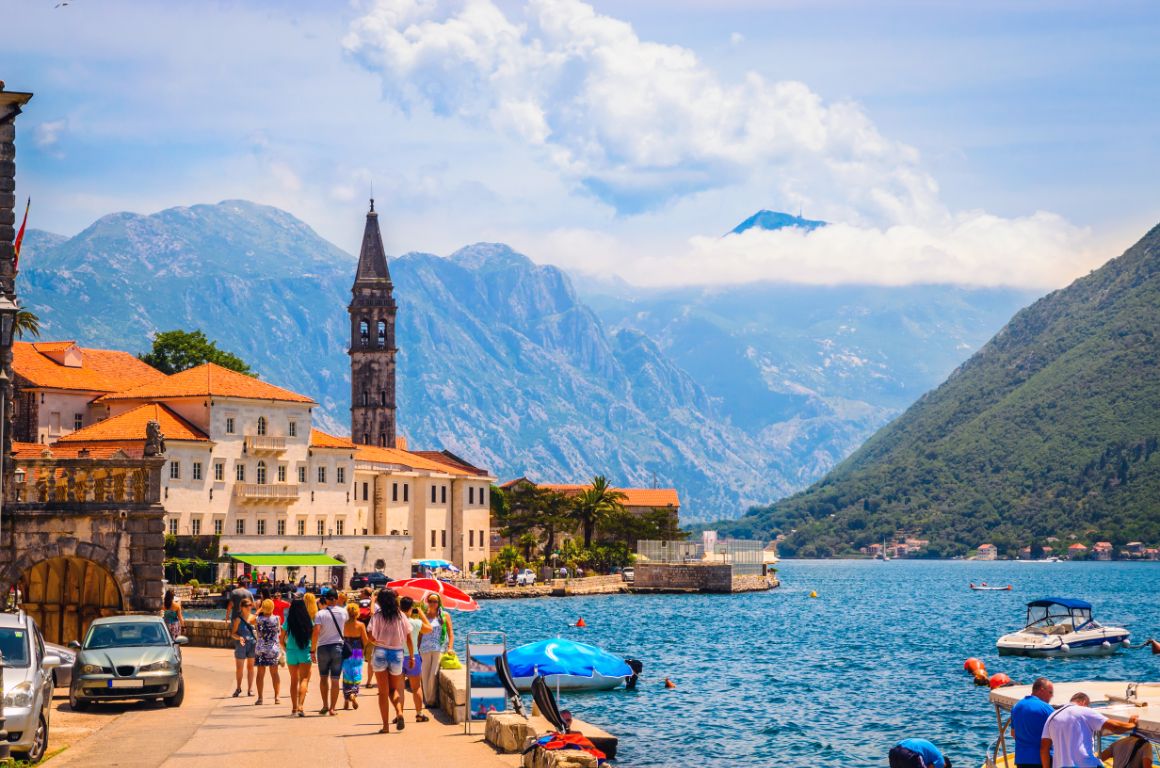 Perast, Boka Kotorská a Lovćen v oblakoch