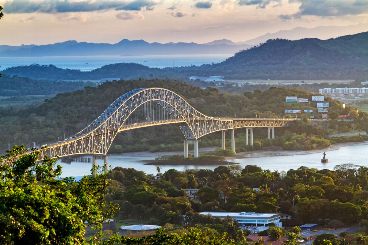 Panamský prieplav so slávnym mostom „Puente de las Américas“