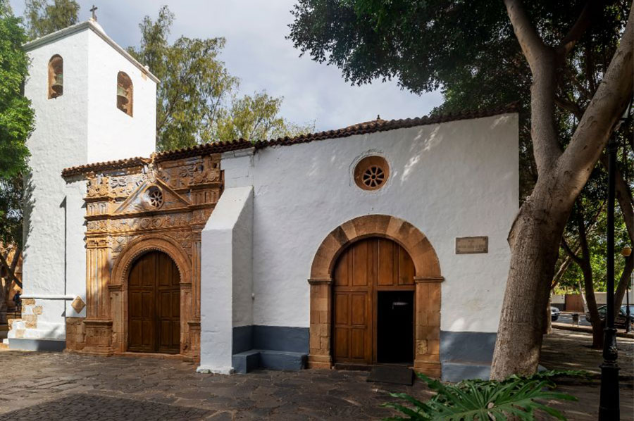 Fasáda kostola Iglesia de Nuestra Seňora de la Regla v Pajare
