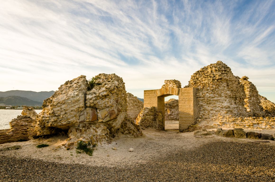Archeologický komplex Nora, v pozadí veža Torre del Coltellazzo