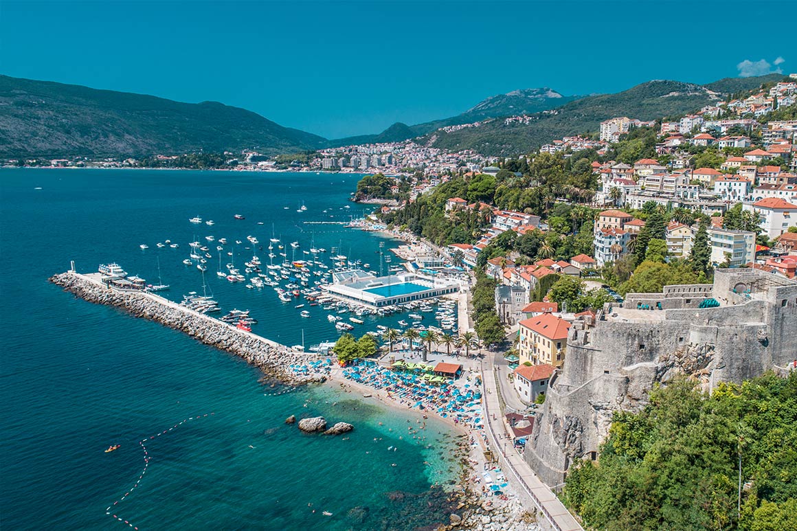 Herceg-Novi s prístavom a bezénom Jadran