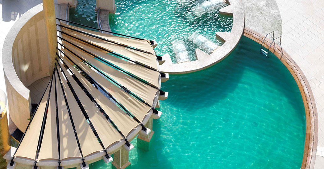 Bazén v Raffles Dubai