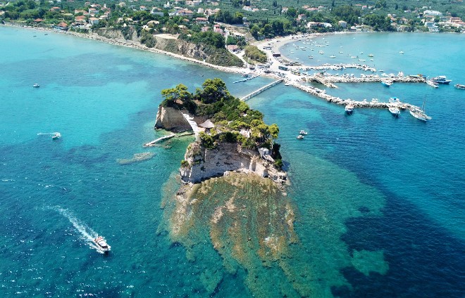 Celkový pohľad na prístavisko v Agios Sostis s ostrovom s rovnakým názvom