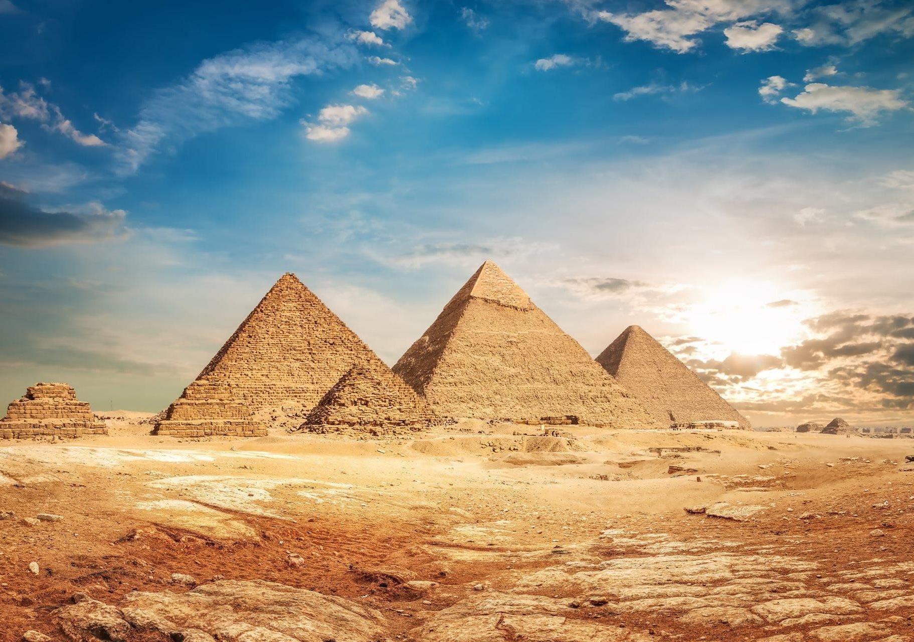 Romantický pohľad na egyptské pyramídy uprostred pušte
