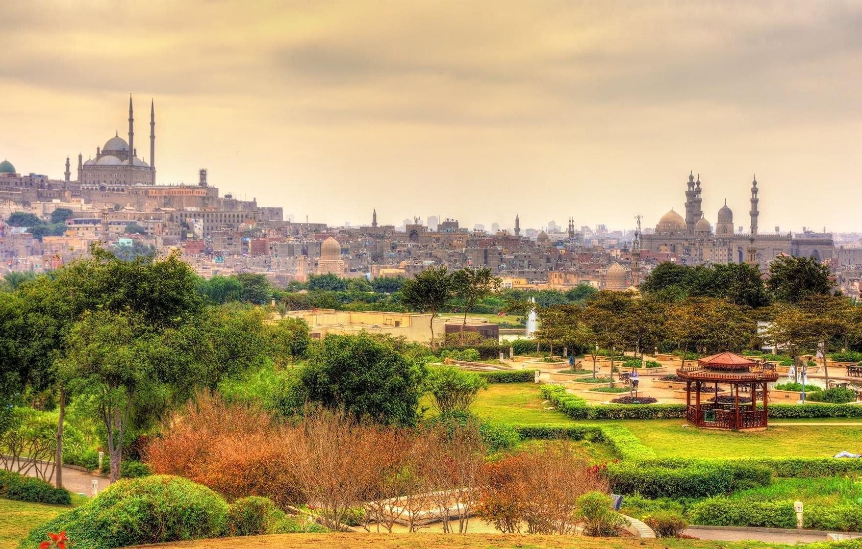 Panoráma Káhiry z parku Al-Azhar, vľavo Citadela