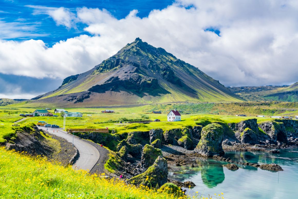 Útesy Arnarstapi a horský masív Snæfell