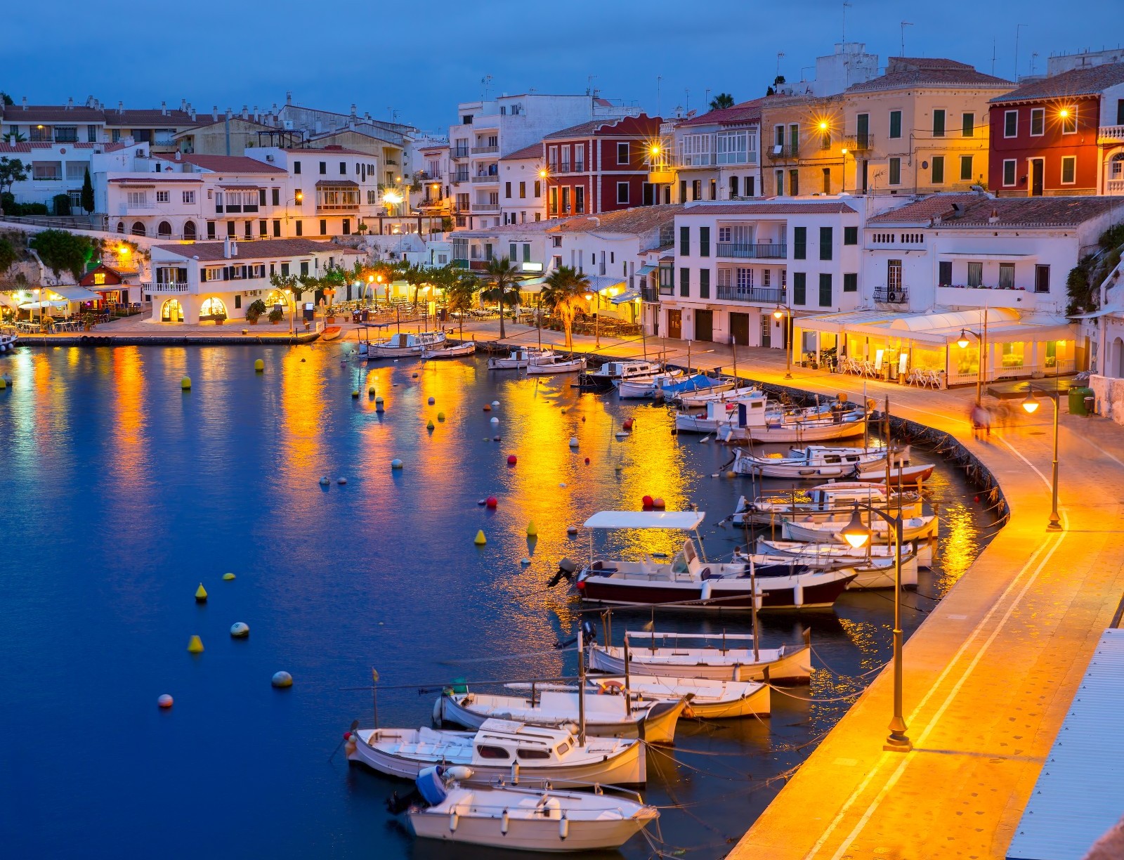 Prístav Mahón pri západe slnka