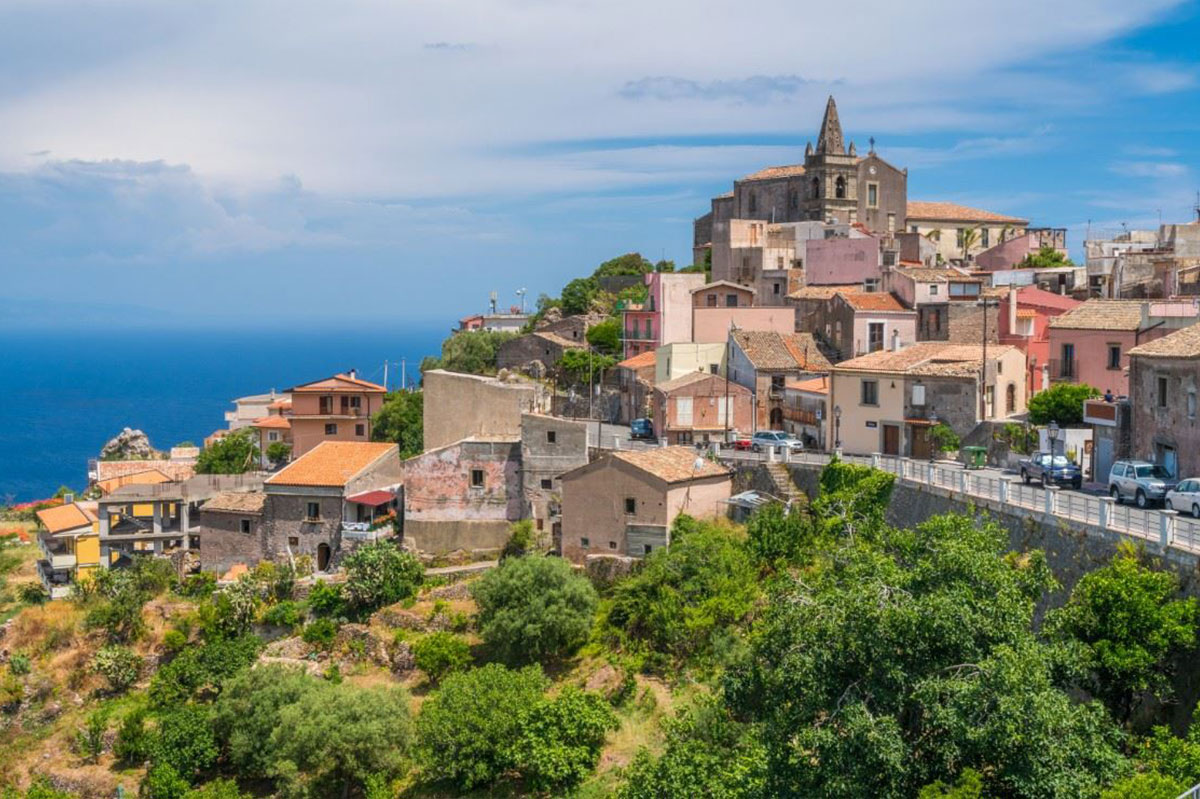 Dedina Forza d'Agrò a Iónske more pod ňou