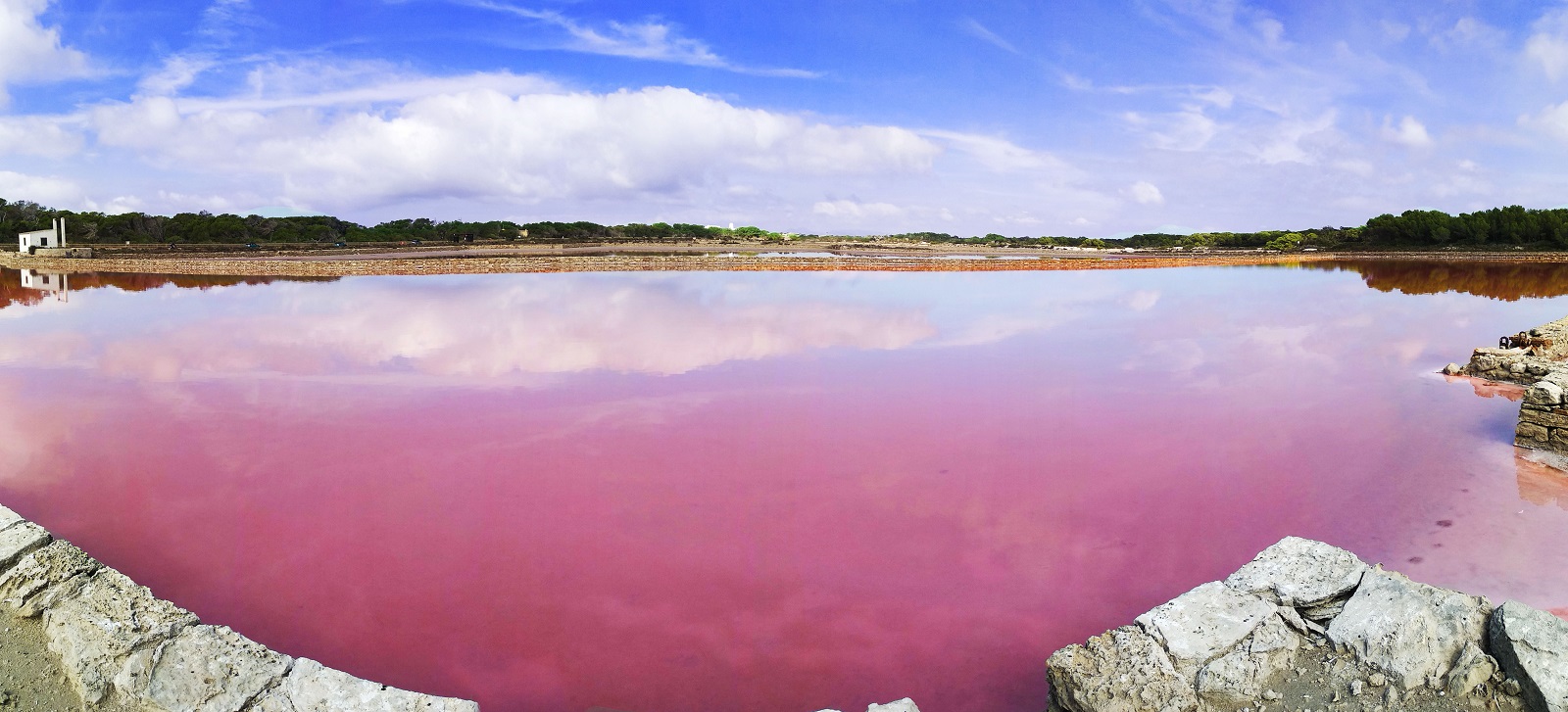 Soľné polia Ses Salines hrajú všetkými farbami