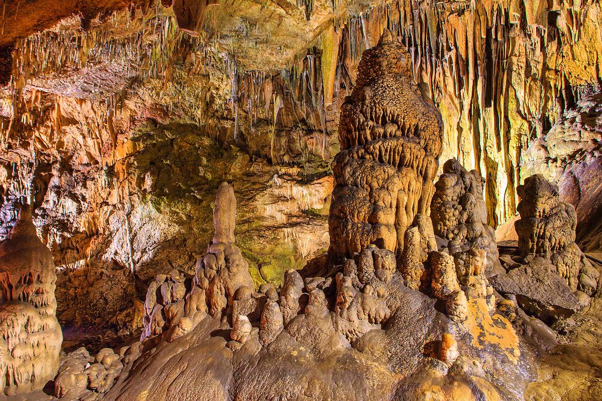 Stalaktity a stalagmity v jaskyniach Damlatas